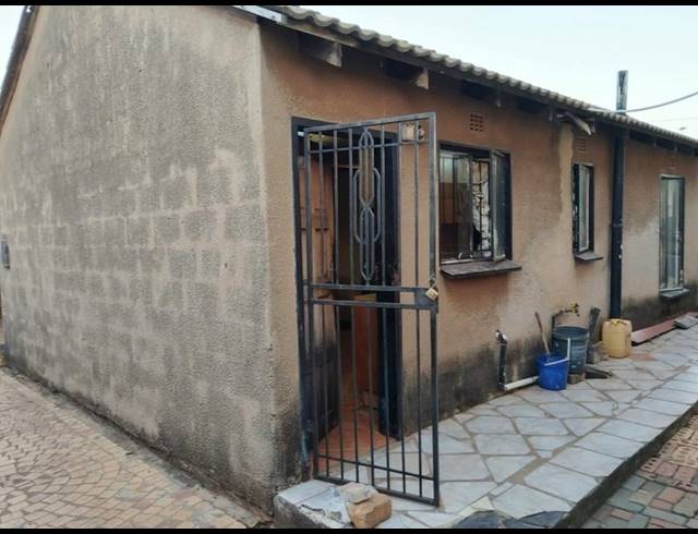 2 BEDROOM HOUSE FOR SALE IN VOSLOORUS
